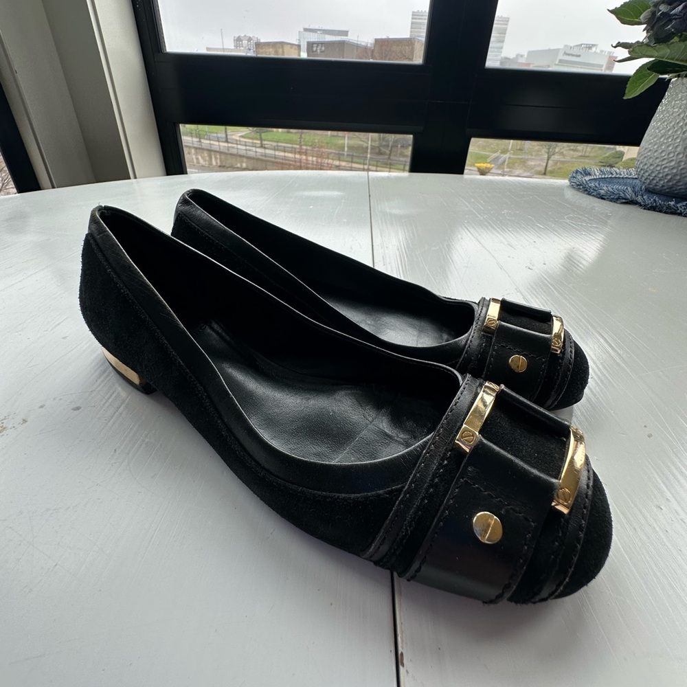 Elegant Black Flats with Gold Accents